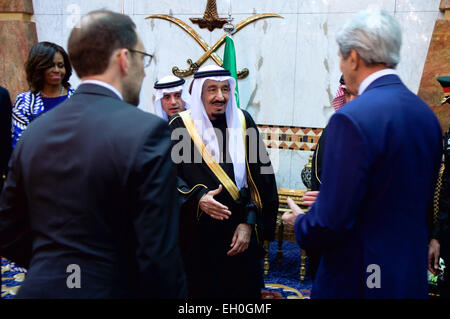 Le secrétaire d'Etat John Kerry salue le nouveau roi Salman d'Arabie saoudite à l'Erqa Palais Royal à Riyad, en Arabie Saoudite, le 27 janvier 2015, après avoir rejoint le président Obama, la Première Dame Michelle Obama, et d'autres dignitaires pour présenter nos condoléances à la fin le roi Abdallah. Banque D'Images