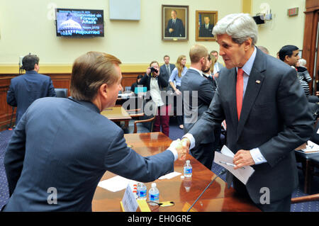 Le secrétaire d'Etat John Kerry, serre la main avec le Représentant Ed Royce de Californie, président du comité des affaires étrangères de la Chambre, dans la Rayburn House Office Building à Washington, D.C., le 25 février 2015, après avoir témoigné devant le comité, et avant de se présenter devant le House Appropriations Committee sur les activités à l'étranger. Banque D'Images