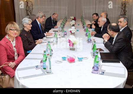 Le secrétaire d'Etat John Kerry et le Ministre iranien des affaires étrangères, Javad Zarif, flanqué de M. Ali Akbar Salehi, le Vice-président de l'Iran pour l'énergie atomique et Président de l'Organisation de l'énergie atomique d'Iran, U.S Secrétaire de l'énergie, le Dr Ernest Moniz, et une équipe de conseillers de chaque pays, ainsi que l'Union européenne, asseoir le 23 février 2015, à Genève, en Suisse, pour une discussion sur l'avenir du programme nucléaire de l'Iran. Banque D'Images