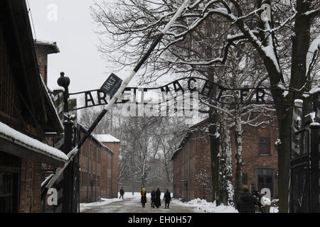 La porte d'Auschwitz-Birkenau est représenté sur le 70e anniversaire de la libération du camp en à Oświęcim (Pologne), le 27 janvier 2015. Banque D'Images