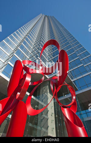 SCULPTURE DE RISQUE (©ALEXANDER LIBERMAN 1983) BANK OF AMERICA PLAZA DALLAS TEXAS USA Banque D'Images