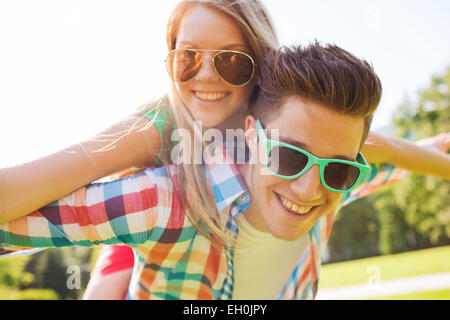 Smiling couple having fun in park Banque D'Images