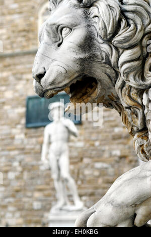 Le Lion Marzocco et statue de David de Michel-Ange, en face de la Galerie des Offices dans le Palazzo Vecchio, Florence, Italie Banque D'Images