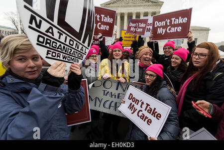 Washington, District de Columbia, Etats-Unis. 08Th Mar, 2015. Les partisans de la Loi sur les soins abordables rally à l'extérieur de la Cour suprême, où la cour a entendu un grand défi pour la Loi sur les soins abordables, communément connu sous le nom de :. Crédit : Brian Cahn/ZUMA/Alamy Fil Live News Banque D'Images