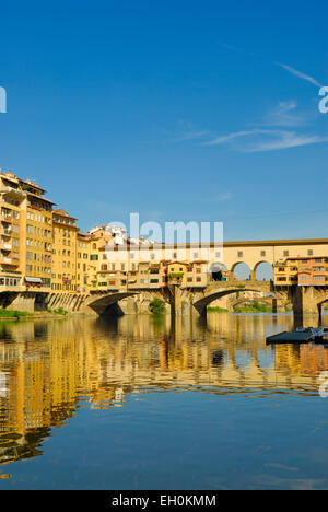 Ponte Vecchio à l'aube - un célèbre pont sur l'Arno, Florence, Toscane, Italie Banque D'Images