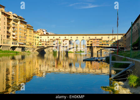 Ponte Vecchio à l'aube - un célèbre pont sur l'Arno, Florence, Toscane, Italie Banque D'Images