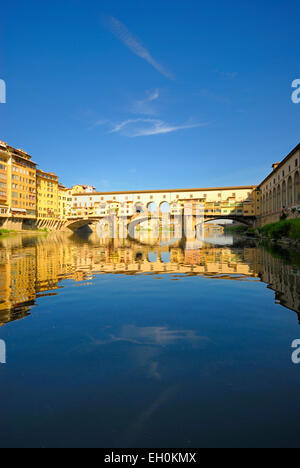 Le Ponte Vecchio sur l'Arno à l'aube, Florence, Toscane, Italie Banque D'Images