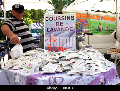 Sachets de lavande sont largement vendus dans les marchés publics. Le Jeudi Jour de marché sont dans cette petite ville intéressante à travers le Banque D'Images