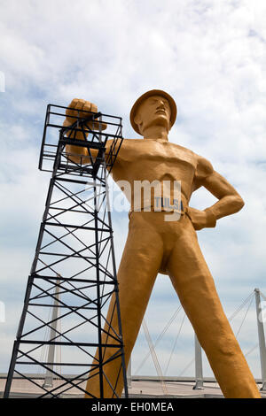 Le foreur d'or, symbole de l'importance dans la zone d'exploration pétrolière, a été construit en 1953 et garde l'entrée Banque D'Images