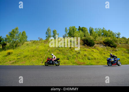 Deux motos rapide sur une route de campagne, Toscane, Italie Banque D'Images