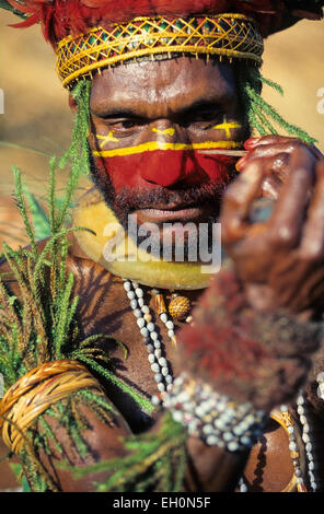 L'homme Tribal mise sur le maquillage, Mt. Hagen, Papouasie Nouvelle Guinée Banque D'Images