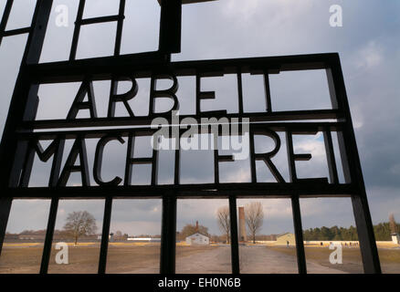 Arbeit macht frei signe sur le site du monument commémoratif du camp de concentration de Sachsenhausen, Oranienburg, Allemagne Banque D'Images