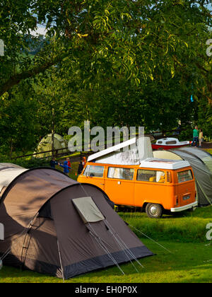 VW Orange le camping-car et tentes au Camping Ferme Crochet Uplyme sur la frontière Devon Dorset England UK Banque D'Images