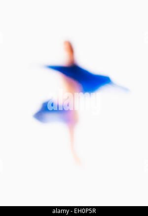 Résumé hors foyer Image d'une femme avec tissu bleu Banque D'Images