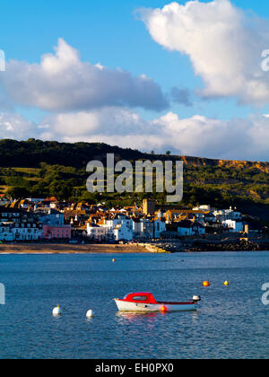 Bateau amarré dans le port de Lyme Regis une fête populaire et port de pêche sur la côte jurassique Dorset south west England UK Banque D'Images