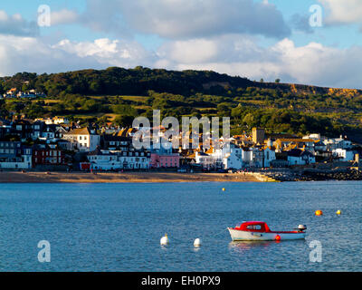 Bateau amarré dans le port de Lyme Regis une fête populaire et port de pêche sur la côte jurassique Dorset south west England UK Banque D'Images