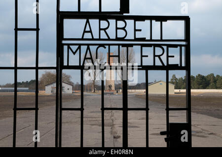 Arbeit macht frei signe sur le site du monument commémoratif du camp de concentration de Sachsenhausen, Oranienburg, Allemagne Banque D'Images