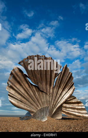 Le pétoncle, une sculpture pour célébrer Benjamin Britten par Maggi Hambling réalisé en acier inoxydable, plage de Suffolk Aldeburgh
