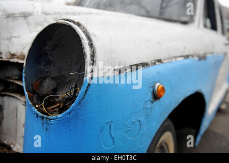 Détail de l'absence d'un projecteur junk voiture abandonnée Banque D'Images