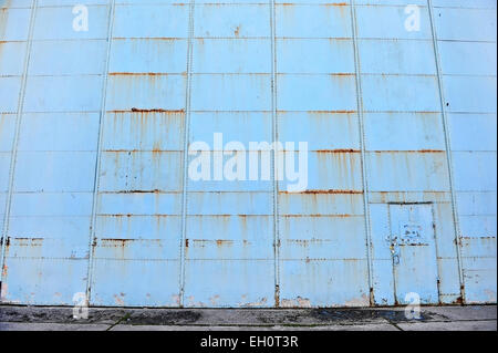 Les balles d'un vieux hangar et Rusty blue gate Banque D'Images