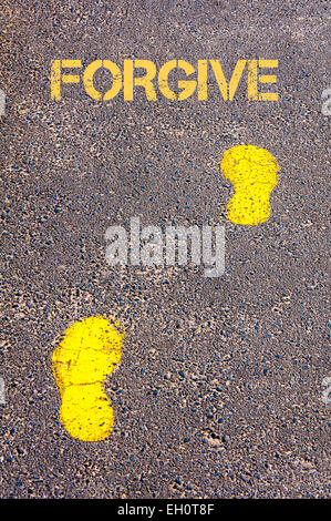 Traces jaunes sur trottoir vers message pardonner.Conceptual image Banque D'Images