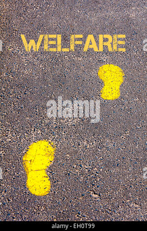 Traces jaunes sur le trottoir en direction du bien-être social message.Conceptual image Banque D'Images