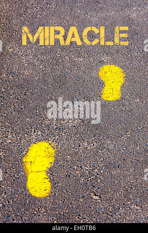 Traces jaunes sur trottoir vers message Miracle.Conceptual image Banque D'Images