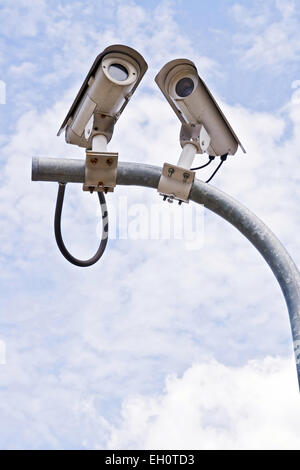 Caméra de sécurité surveillance CCTV ou on blue sky Banque D'Images