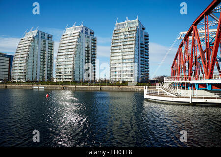 Lowry Outlet Mall à Media City Salford Quays Gtr Manchester UK. Sur la photo encadrée de bâtiments NV Detroit Bridge Banque D'Images