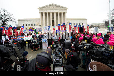 Washington, District de Columbia, Etats-Unis. 08Th Mar, 2015. Les partisans de la Loi sur les soins abordables rally à l'extérieur de la Cour suprême, où la cour a entendu un grand défi pour la Loi sur les soins abordables, communément connu sous le nom de :. Crédit : Brian Cahn/ZUMA/Alamy Fil Live News Banque D'Images