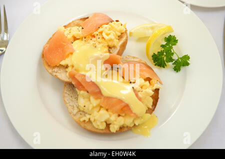 Oeufs brouillés au saumon fumé sur toast Banque D'Images