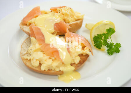 Oeufs brouillés au saumon fumé sur toast Banque D'Images