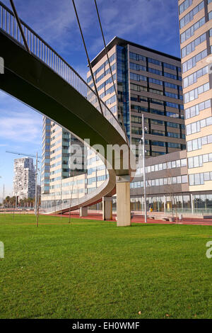 Low angle view of un pont métallique à l'avant d'un bâtiment, le Forum, Barcelone, Espagne Banque D'Images