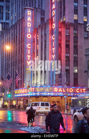 Radio City s'appuyant sur la 6e Avenue, Manhattan à New York North America USA Banque D'Images