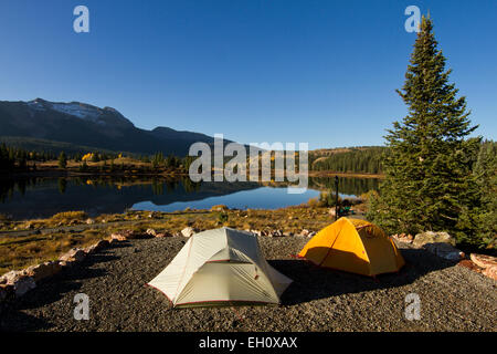 Camping dans les Rocheuses, au Colorado Banque D'Images