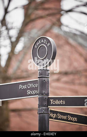 Village Cheadle cast sign post le Massie Street à Stockport Banque D'Images