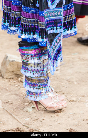 Marché du dimanche de Bac Ha célèbre pour la vente de Buffalo près de Lao Cai, et de Sa Pa,Sapa, hill, Ville, Vietnam,style,femme,jeune,femme,haute,talons hauts,hauts talons, Banque D'Images