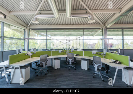 L'intérieur de bureau moderne avec plan de bureau partagé Banque D'Images