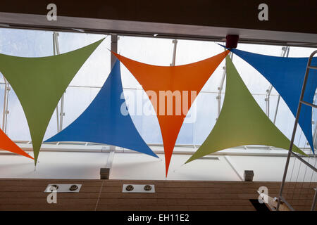 L'intérieur de bureau moderne avec des drapeaux colorés comme une caractéristique de conception Banque D'Images