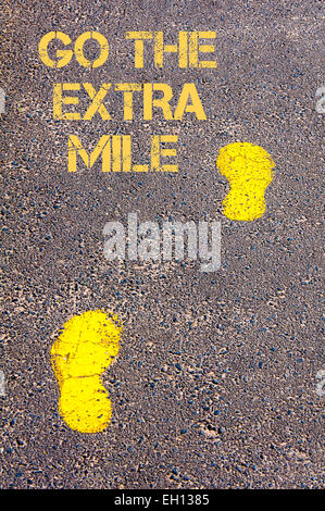 Traces jaunes sur le trottoir.Aller le mile supplémentaire message.concept de droit Banque D'Images