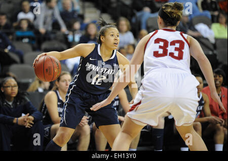 Hoffman Estates, Illinois, USA. 4e Mar, 2015. Penn State Dame garde Lions Lindsey Spann (12) contrôle la balle en face de l'Indiana Hoosiers avant Amanda Cahill (33) dans la seconde moitié au cours de la Big Ten 2015 Tournoi de basket-ball féminin match entre les Lions de Penn State Dame et de l'Indiana Hoosiers au Sears Centre à Hoffman Estates, Illinois. Patrick Gorski/CSM/Alamy Live News Banque D'Images