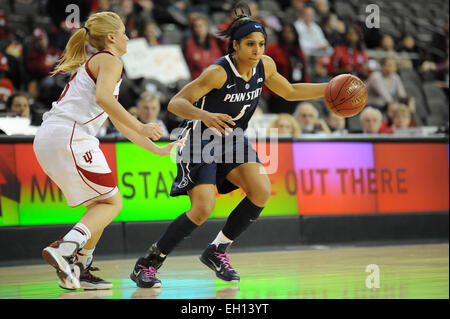 Hoffman Estates, Illinois, USA. 4e Mar, 2015. Penn State Dame garde Lions Sierra Moore (5) contrôle le ballon dans la deuxième moitié au cours de la Big Ten 2015 Tournoi de basket-ball féminin match entre les Lions de Penn State Dame et de l'Indiana Hoosiers au Sears Centre à Hoffman Estates, Illinois. Patrick Gorski/CSM/Alamy Live News Banque D'Images