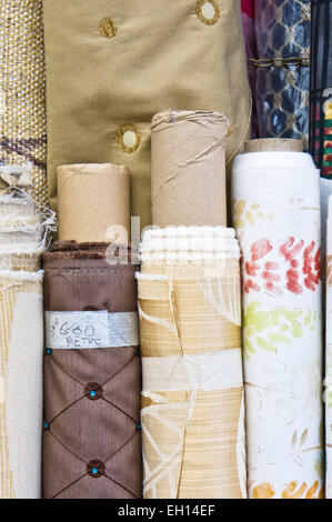 Rouleaux de tissu marron et beige dans un marché Banque D'Images