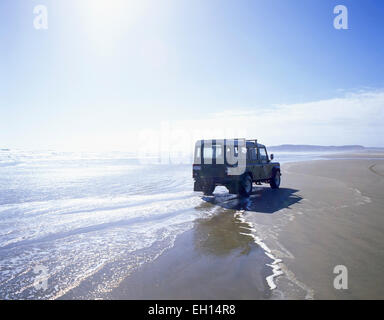 Jeep 4x4 conduite sur quatre-vingt-dix Mile Beach, Northland, North Island, New Zealand Banque D'Images