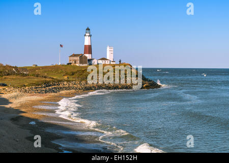 Montauk Point Lighthouse et plage depuis les falaises de Camp Hero. Long Island, New York Banque D'Images