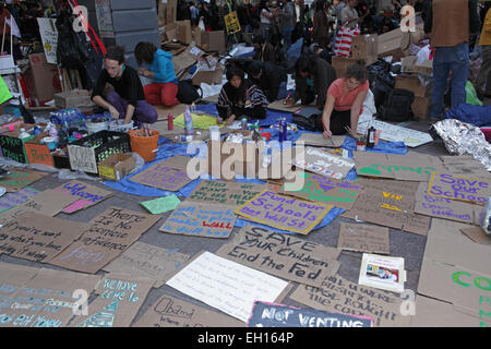 Des plaques peintes sur le trottoir à la protestation occupons Wall Street à Zuccotti Park, New York Banque D'Images