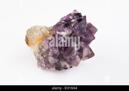 Minéral, gemstone - grand Amethyst Crystal à l'état brut avec quartz et citrine sur un fond blanc. Banque D'Images