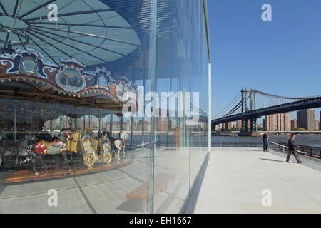 Jane's Carousel à Brooklyn Bridge Park avec le Pont de Manhattan en arrière-plan Banque D'Images