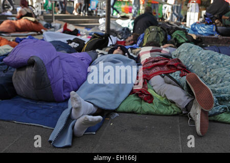 Jeunes manifestants dormir dehors à la protestation occupons Wall Street à Zuccotti Park, New York Banque D'Images