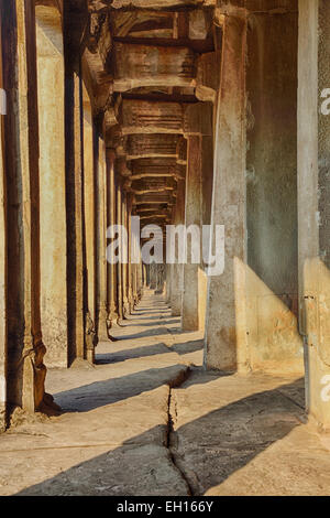 Une longue allée en pierre qui fait partie de l'ensemble du temple d'Angkor Vat intra-auriculaires Siem Reap, Cambodge Banque D'Images